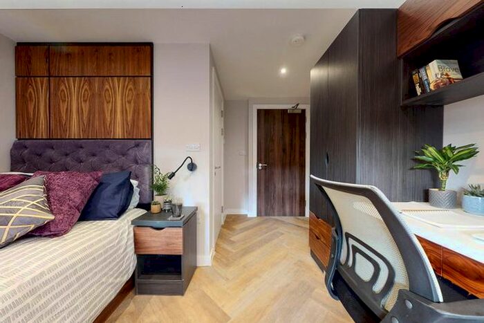 Studio To Rent In Apt, Live Oasis Wade Lane #, LS2