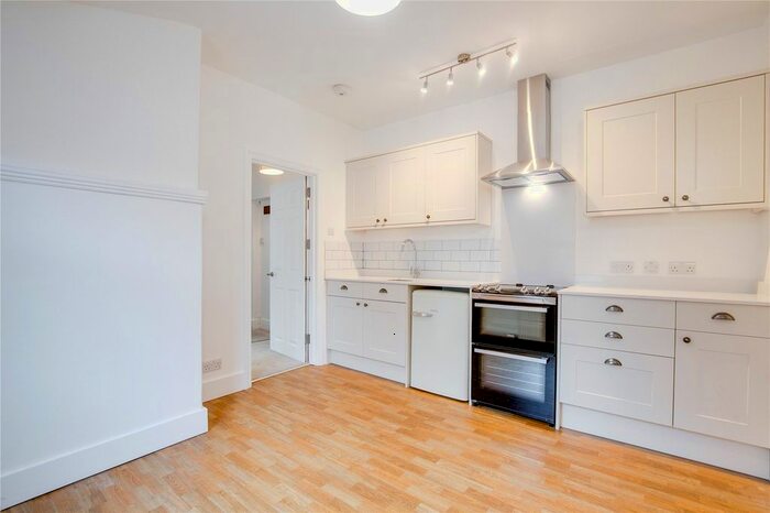 2 Bedroom Flat To Rent In Willow Vale, Shepherds Bush, London, W12