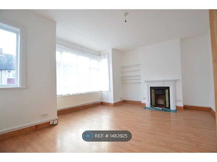 2 Bedroom Flat To Rent In Broxholm Road, London, SE27