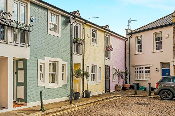 2 Bedroom Property For Sale In Laurence Mews, Shepherds Bush, W12