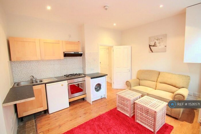 1 Bedroom Flat To Rent In Hale Lane, Mill Hill, NW7