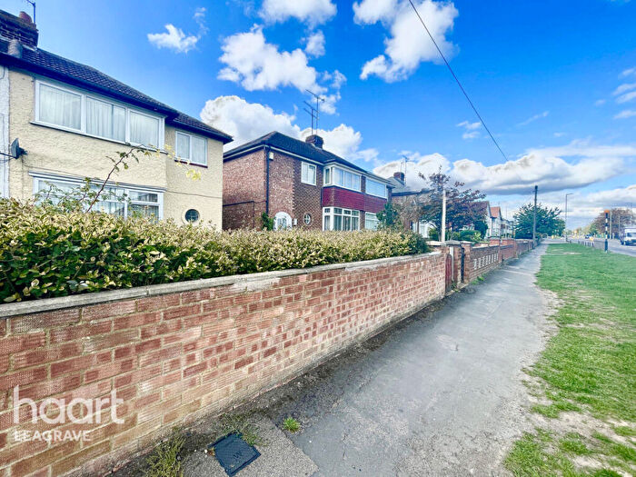 4 Bedroom Semi-Detached House For Sale In Sundon Park Road, Luton, LU3
