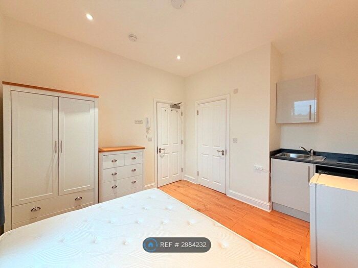 Studio To Rent In Green Lanes, London, N4