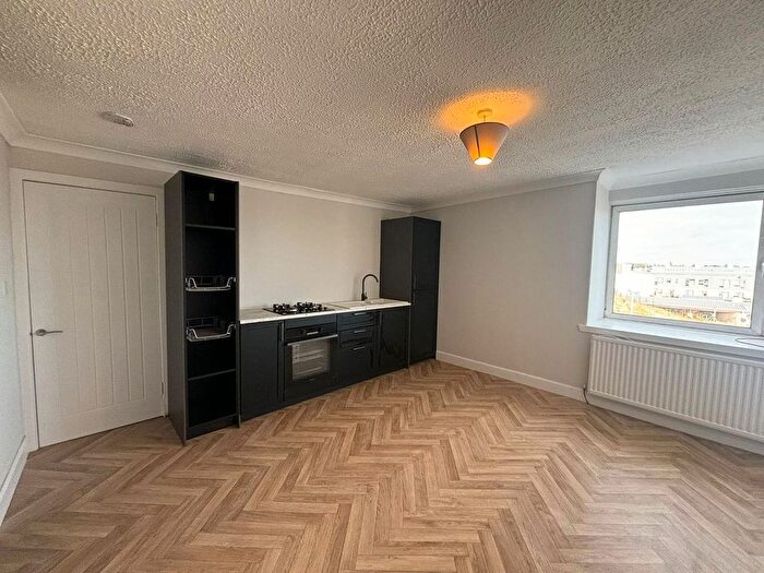 3 Bedroom Flat To Rent In Hilltown, Dundee, DD3