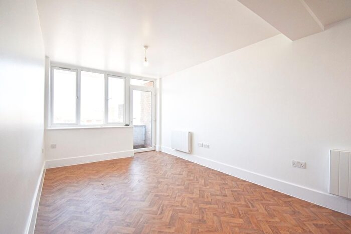 1 Bedroom Flat To Rent In Araby Corner, Shepperton, TW17
