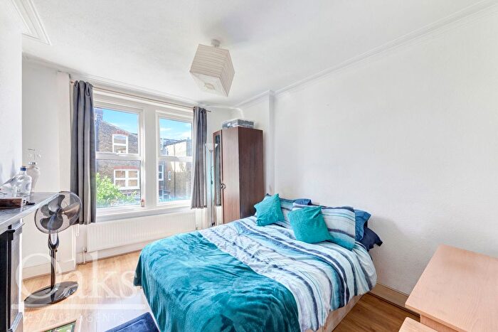 3 Bedroom Flat To Rent In Norfolk House Road, London, SW16