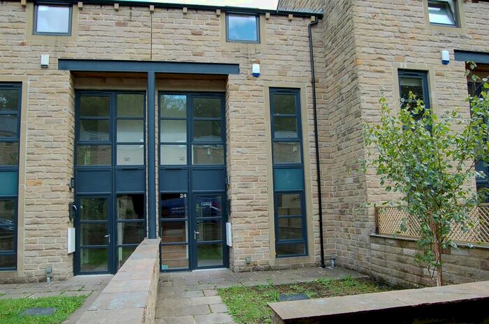 4 Bedroom Town House To Rent In Tamewater Court, Dobcross, Oldham OL3