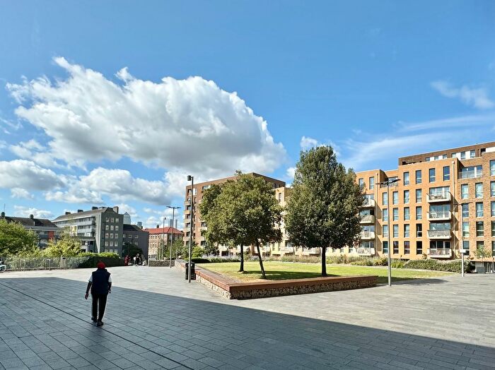 3 Bedroom Flat To Rent In Jefferson Plaza, London, E3