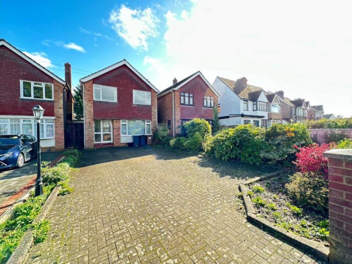 3 Bedroom Detached House To Rent In Ashcroft Road, Luton, Bedfordshire, LU2