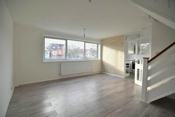 2 Bedroom Flat To Rent In Kintyre Close, London, SW16