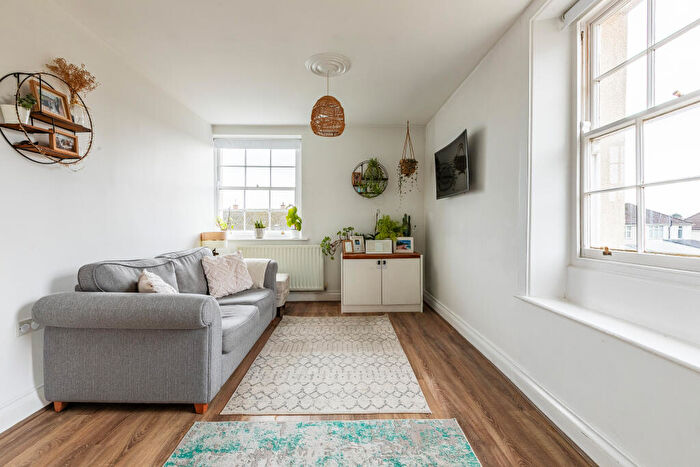 1 Bedroom Flat For Sale In Grange Court, Hanham, BS15