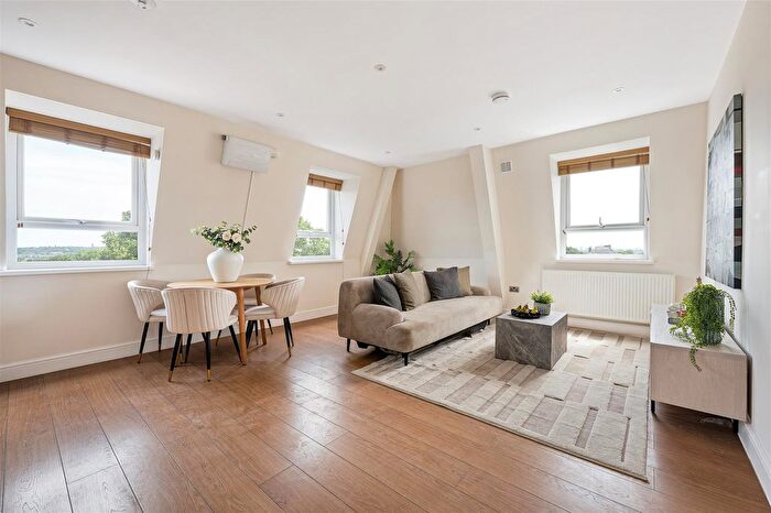 2 Bedroom Flat For Sale In Eastwood Close, South Woodford, E18