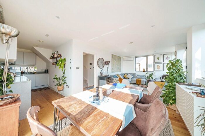 2 Bedroom Flat To Rent In Goldsmith Close, Acton, London, W3