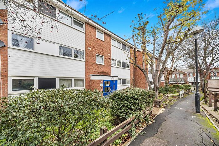 1 Bedroom Flat For Sale In Hungerdown, North Chingford, E4