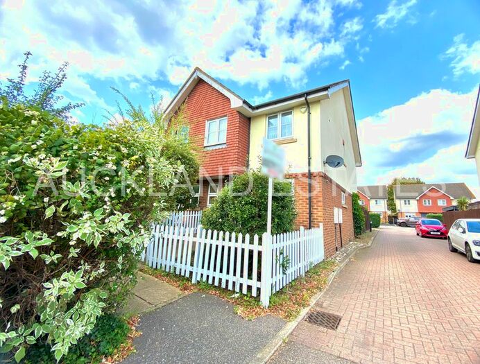 3 Bedroom Semi-Detached House To Rent In Edenvale, Goffs Oak, Waltham Cross, EN7