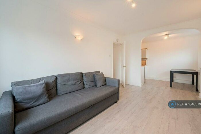 2 Bedroom Flat To Rent In Claremont House, Sutton, SM2
