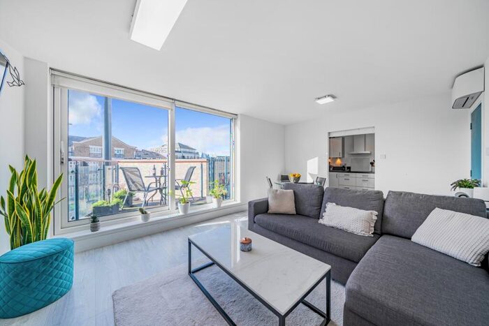 2 Bedroom Flat For Sale In Basin Approach, London, Greater London, E14