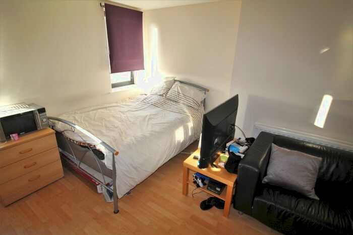 1 Bedroom Studio To Rent In Flat A, - Clarendon Road, LS2
