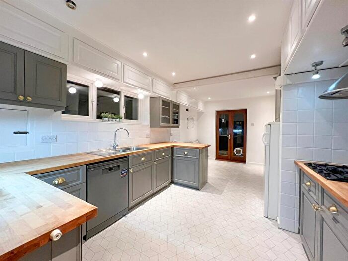 4 Bedroom House To Rent In Townsend Lane, Harpenden, AL5