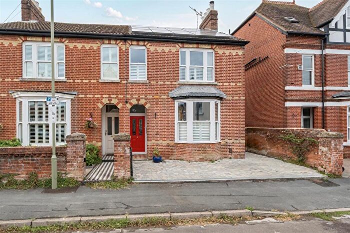 4 Bedroom Semi-Detached House For Sale In Southampton Road, Fareham, PO16