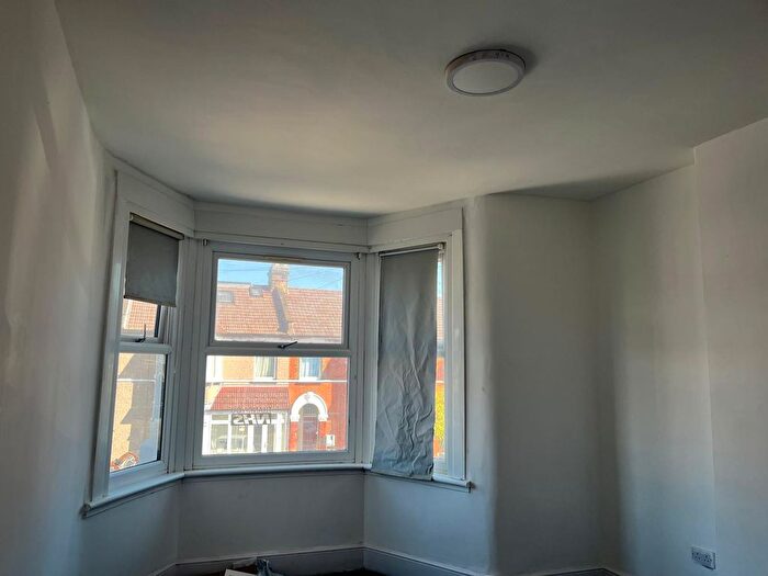 3 Bedroom Flat To Rent In Blythswood Road, Ilford, IG3