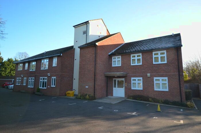 3 Bedroom Flat To Rent In Whitebines, The Fairfield, Farnham, Surrey, GU9