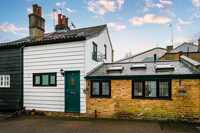 2 Bedroom Cottage For Sale In North End, Buckhurst Hill, IG9