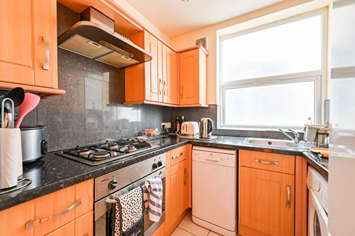 2 Bedroom Flat For Sale In Tottenham Lane, Crouch End, London, N8