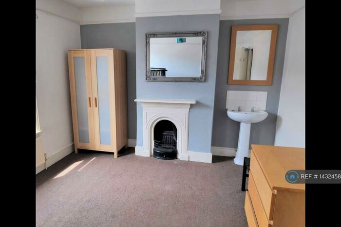 4 Bedroom Terraced House To Rent In Newhall Street, Swindon, SN1