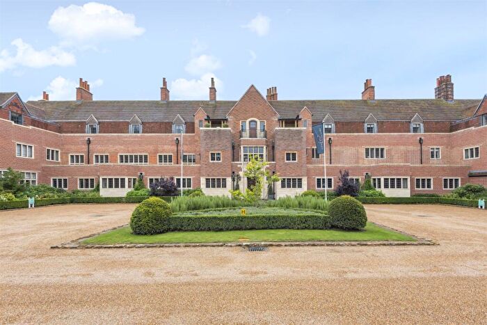 2 Bedroom Flat To Rent In King Edward Vii Apartments, Kings Drive, Midhurst, GU29