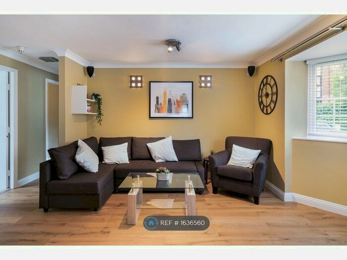 3 Bedroom Flat To Rent In Swan Place, Reading, RG1
