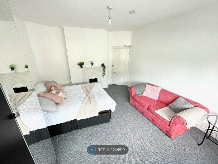 2 Bedroom Flat To Rent In Fountain Road, Birmingham, B17