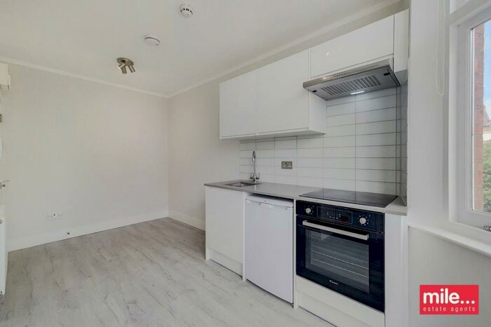 Studio To Rent In North End Road, London, NW11