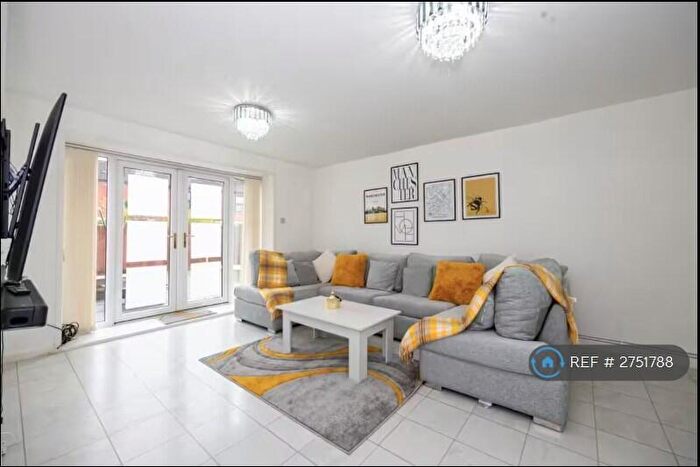 3 Bedroom Semi-Detached House To Rent In Parish View, Salford, M5