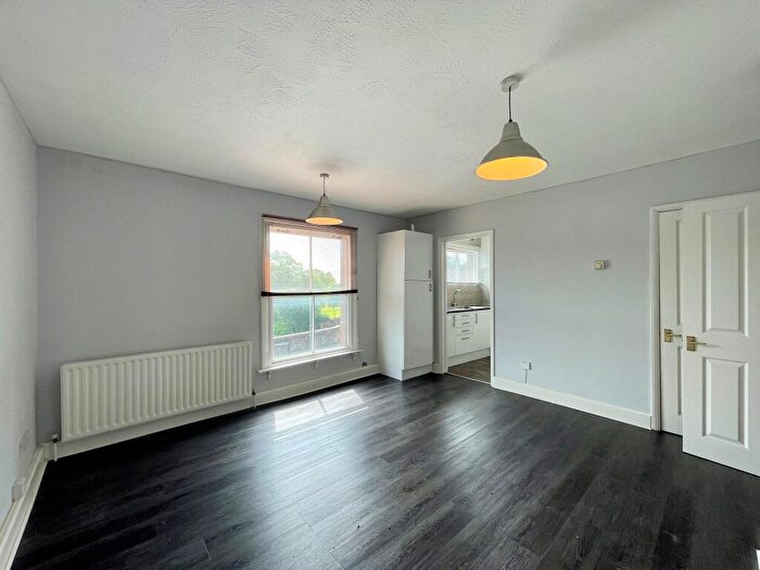 1 Bedroom Apartment To Rent In Brighton Road, Redhill, RH1