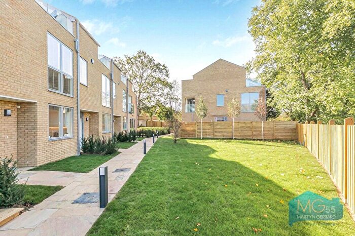 3 Bedroom Terraced House For Sale In Oak Grove, London, N10