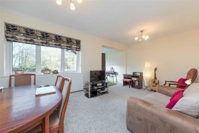 2 Bedroom Flat To Rent In Kingfisher Court, Queensmere Road, SW19
