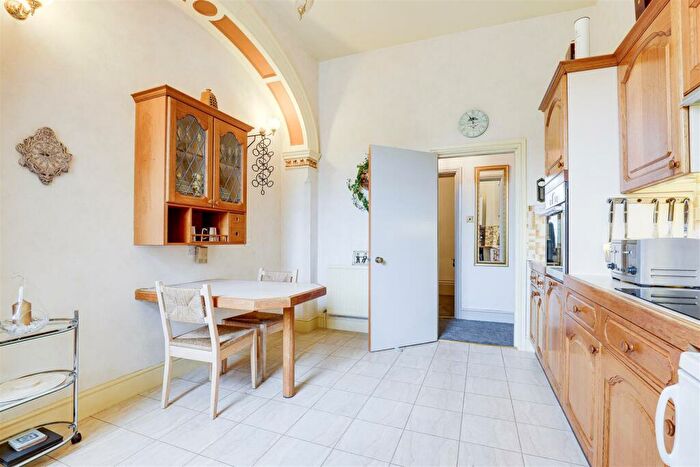 2 Bedroom Apartment For Sale In The Cedars, Sherwood, Nottinghamshire, NG5