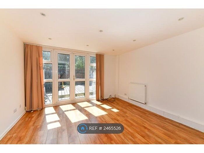 3 Bedroom Flat To Rent In Mowatt Close, London, N19