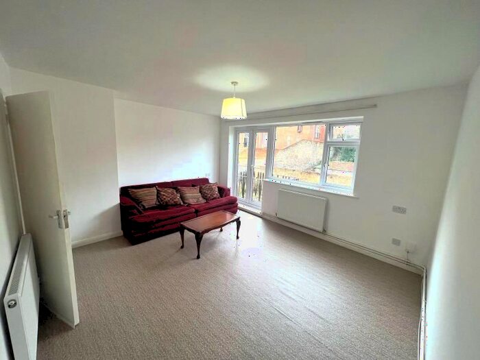 2 Bedroom Flat To Rent In West Road, Guildford, GU1