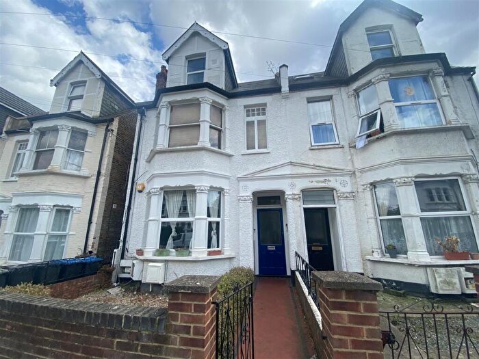 1 Bedroom Flat To Rent In Holmesdale Road, SE25
