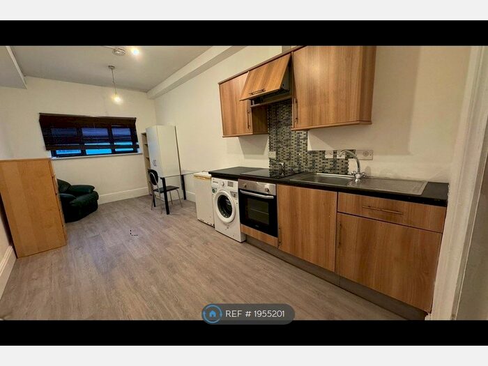 1 Bedroom Flat To Rent In Hardy Passage, London, N22