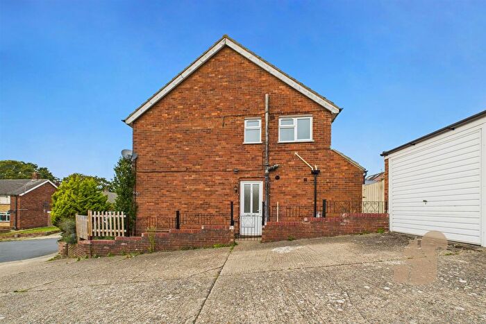 3 Bedroom Semi-detached House For Sale In Lakeside Close, Ipswich, IP2
