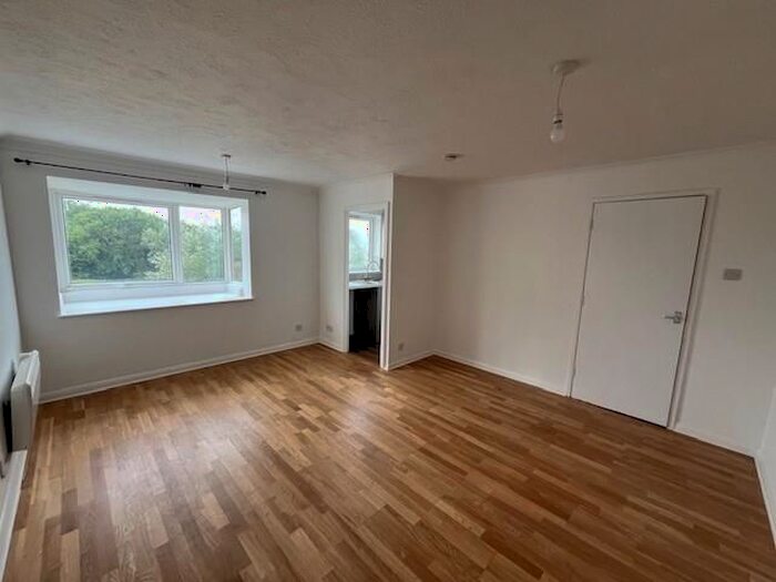 2 Bedroom Flat To Rent In Lake Drive, Peacehaven, BN10