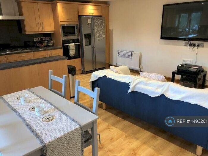 3 Bedroom Flat To Rent In Everdale Court, London, N2