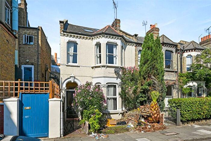 3 Bedroom Flat To Rent In Arminger Road, Shepherds Bush, W12