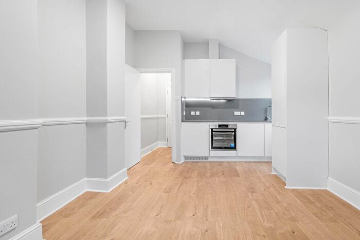 Flat To Rent In Fordwych Road, NW2
