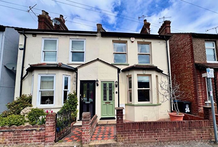 2 Bedroom Semi Detached House For Sale In Kingsland Road, Hemel Hempstead, HP1
