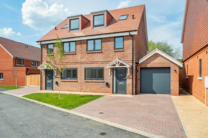 3 Bedroom Semi-Detached House For Sale In London Road, Hindhead, GU26