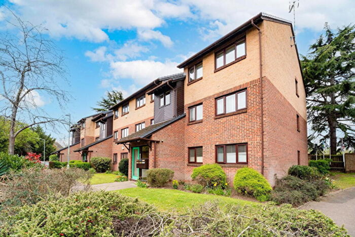 2 Bedroom Flat For Sale In Alders Close, London, E11